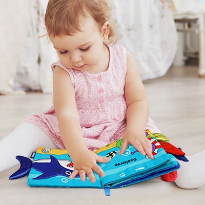 Livre bebe en tissus dans la mer baleine