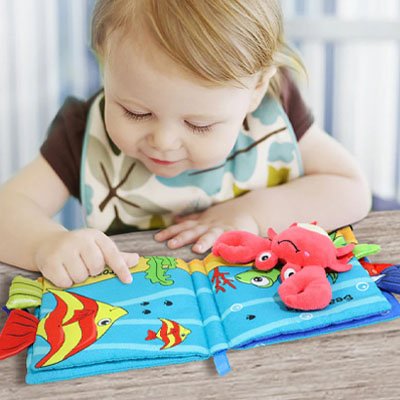 Livre bebe en tissus dans la mer crabe